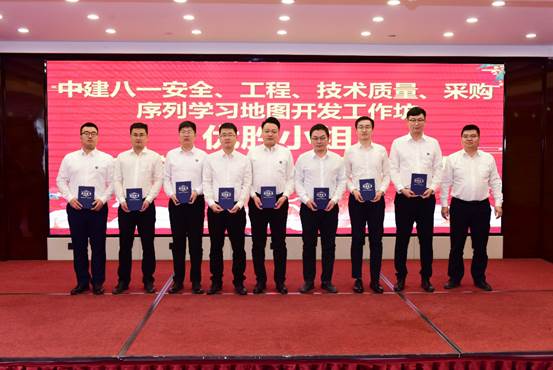 一群人站在一起合影
描述已自動(dòng)生成